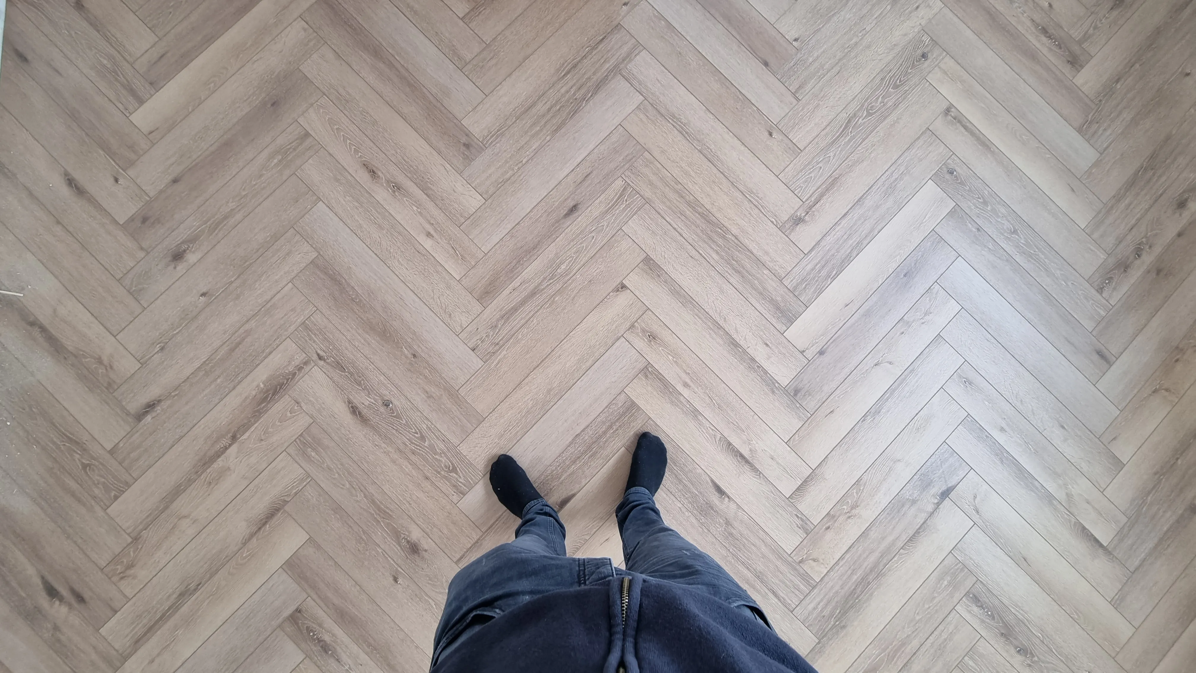 Montaż paneli w Jodełkę - Panele COREtec Authentics Regina 50-LVREH-139 - Nasza realizacja.